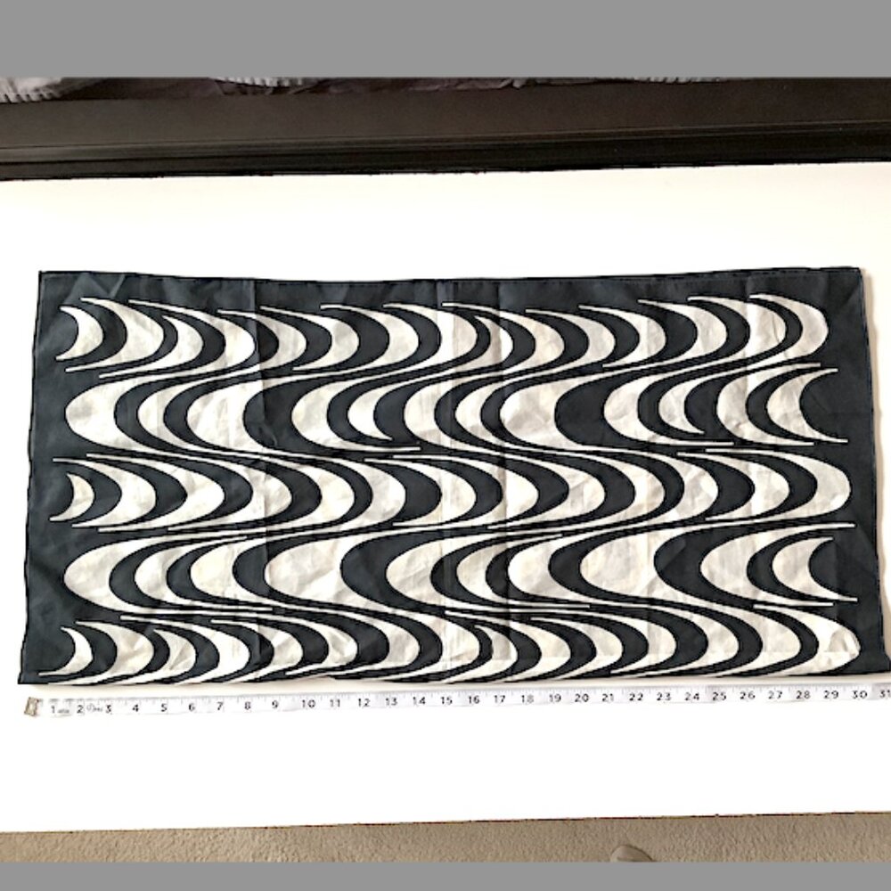 Black & White Swirl pattern Scarf: 31” X 31” vintage, unbranded, cotton-blend - Picture 3 of 6